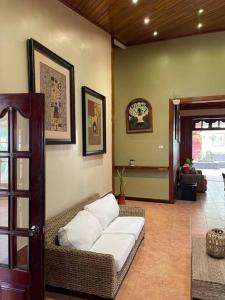 sala de estar con sofá en una habitación en Casa de Lujo 5 estrellas !, en Iquitos