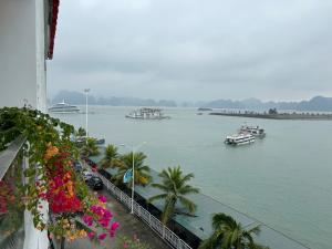 Hạ Long Land Hotel في ها لونغ: اطلالة على نهر مع قوارب في الماء