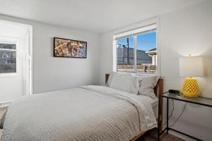 een witte slaapkamer met een bed en een raam bij Southern Oregon Gem in Medford
