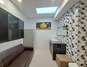 y baño con lavabo y nevera. en LittleBee Homestay KT, en Kota Tinggi
