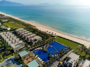 une vue aérienne d'un complexe hôtelier et de la plage dans l'établissement Apartment in Wyndham Garden Cam Ranh, à Nha Trang