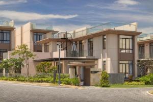 d'un bâtiment situé dans une rue dans l'établissement Apartment in Wyndham Garden Cam Ranh, à Nha Trang 1 autre photo