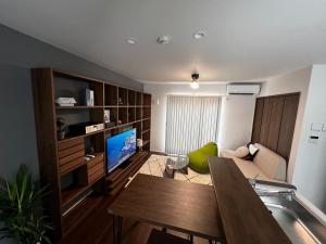 360stay - Vacation STAY 18091v في هاجي: غرفة معيشة بها أريكة وتلفزيون