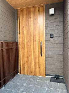 una puerta de madera en el lateral de una casa en 360stay - Vacation STAY 18091v en Hagi