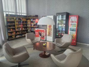 een kamer met twee stoelen, een tafel en een drankkoeler bij Apartamento Flat em Boa Viagem in Recife