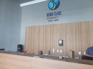 een man die voor een wachtkamer zit bij Apartamento Flat em Boa Viagem in Recife