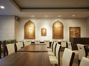 a dining room with wooden tables and chairs at Hotel Villa Fontaine Tokyo-Hamamatsucho in Tokyo