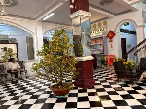 a christmas tree in the middle of a store lobby at Nhà Nghỉ SAO MAI in Hà Tiên