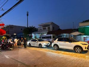 un grupo de coches estacionados al lado de una calle en Nhà Nghỉ SAO MAI, en Hà Tiên