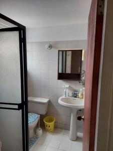 a small bathroom with a sink and a toilet at Apartamento El Rosal in Ibagué