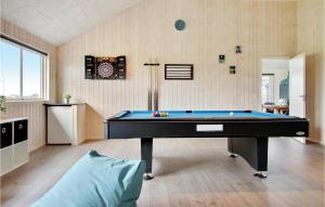 ボーゲンセにあるBeautiful Home In Bogense With Sauna, Wifi And Indoor Swimming Poolのビリヤードルーム(ビリヤード台付)