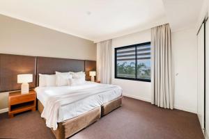 Katil atau katil-katil dalam bilik di Sweeping Harbourfront Views atop Tropical Resort