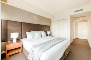Katil atau katil-katil dalam bilik di Sweeping Harbourfront Views atop Tropical Resort