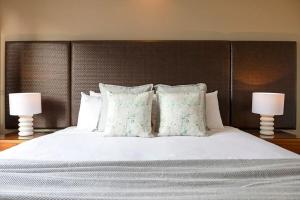 Katil atau katil-katil dalam bilik di Sweeping Harbourfront Views atop Tropical Resort