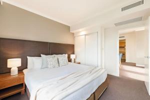Katil atau katil-katil dalam bilik di Sweeping Harbourfront Views atop Tropical Resort
