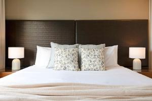 Katil atau katil-katil dalam bilik di Sweeping Harbourfront Views atop Tropical Resort