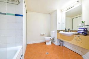 Bilik mandi di Sweeping Harbourfront Views atop Tropical Resort