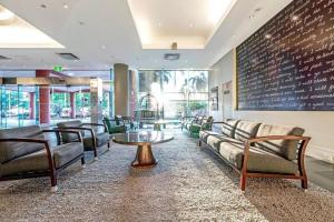 Ruang duduk di Sweeping Harbourfront Views atop Tropical Resort