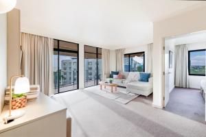 Ruang duduk di Sweeping Harbourfront Views atop Tropical Resort