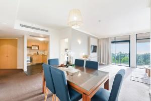 Ruang duduk di Sweeping Harbourfront Views atop Tropical Resort