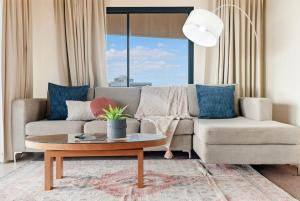 Ruang duduk di Sweeping Harbourfront Views atop Tropical Resort