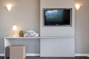 Televisyen dan/atau pusat hiburan di Sweeping Harbourfront Views atop Tropical Resort