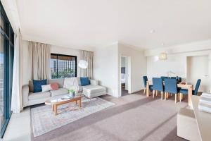 Ruang duduk di Sweeping Harbourfront Views atop Tropical Resort
