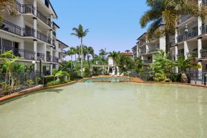 una piscina al centro di alcuni condomini di Coastal 1-Bed Apartment with Pool & Tennis Court a Gold Coast