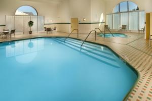 בריכת השחייה שנמצאת ב-Holiday Inn Express & Suites Manassas, an IHG Hotel או באזור