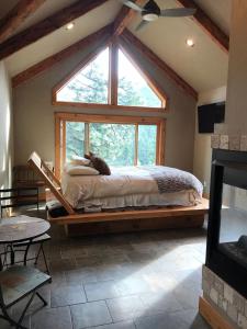 Postel nebo postele na pokoji v ubytování Morrison Colorado Mountain Getaway - Red Rocks