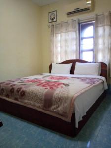 - un grand lit dans une chambre avec fenêtre dans l'établissement KhopChai Guesthouse, à Houei Sai