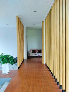 a hallway with a wooden floor and a wooden wall at Hana Villa Hatyai in Suen Phra