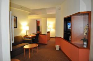 pokój hotelowy z kanapą i stołem w obiekcie Holiday Inn Express Williamston, an IHG Hotel w mieście Williamston