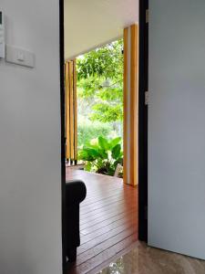 Hana Villa Hatyai في Suen Phra: باب مفتوح لغرفة المعيشة مع اطلالة
