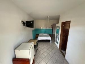 a small room with a bed in a room at Pousada Martin de Sá in Caraguatatuba