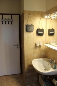een badkamer met een wastafel en een witte deur bij Ferienwohnung Hedy in Prien am Chiemsee