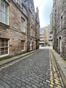 an empty cobblestone street in an old building at Boyds Entry flat Old town in Edinburgh