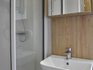 uma casa de banho com um lavatório e um chuveiro em Paul Jones Bay 63 - Uk46380 em Mainsriddle