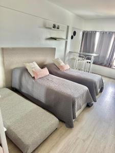 deux lits côte à côte dans une pièce dans l'établissement Departamento Centro Vista al Obelisco para 5 personas, à Buenos Aires