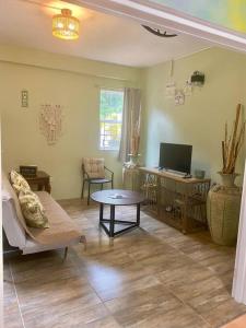 - un salon avec un canapé et une table dans l'établissement Zen Cove w/rental vehicle access, à Gros Islet