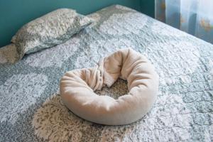 a round pink object is on a bed at Casa Encanto in Puntarenas