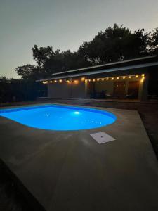 una grande piscina blu di fronte a un edificio di Casa Encanto a Puntarenas Altre 19 foto