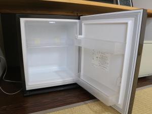 un frigorifero vuoto con la porta aperta in una cucina di Misato Town Community Lodge Wakuasu a Daisen