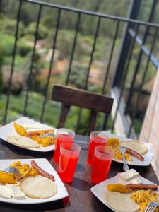 瓜爾內的住宿－Villa Jara, con vista al bosque + Jacuzzi，一张木桌,上面放着食物和饮料