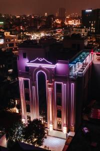un edificio con luces moradas en él por la noche en Diamond Hotel, en Hai Phong