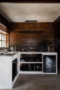 Kuchyň nebo kuchyňský kout v ubytování SABI Award Winning Designer Cabin