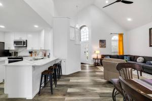 Η κουζίνα ή μικρή κουζίνα στο Frisco Resort Style Home w/Spa