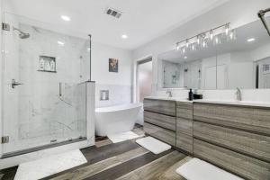 Ένα μπάνιο στο Frisco Resort Style Home w/Spa +48 φωτογραφίες