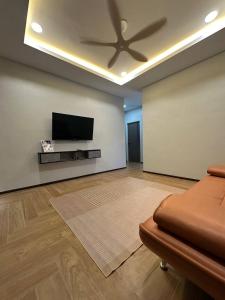 Μια τηλεόραση ή/και κέντρο ψυχαγωγίας στο Rosz Homestay Kuala nerang +123 φωτογραφίες