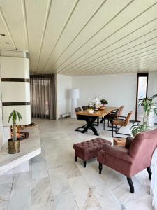 una gran sala de estar con techo de madera. en Luxury Villa Stay en Waddinxveen
